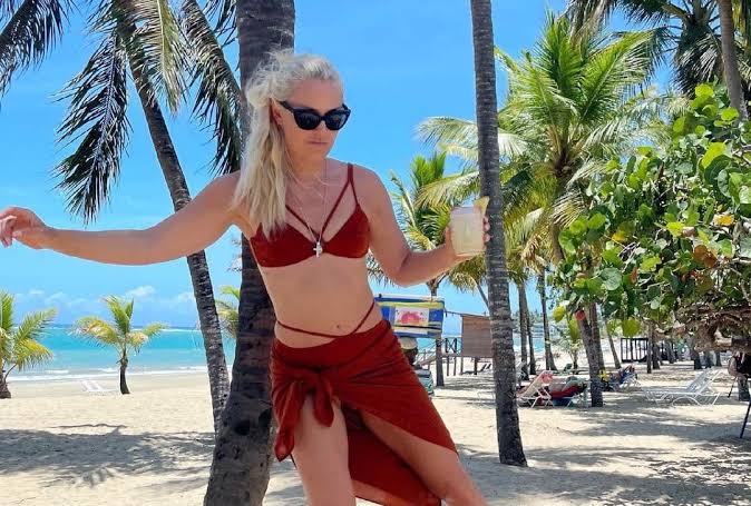 Lindsey Vonn Flaunts Her Sculpted Physique as She Conquers the Viral Ski Challenge