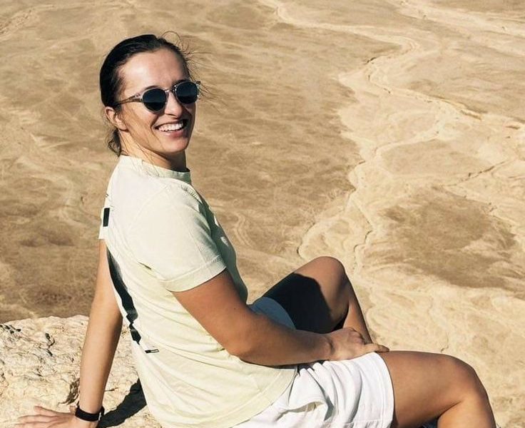 Iga Świątek Zachwyca Fanów w Zapierającym Dech Pustynnym Momencie, poza kortem